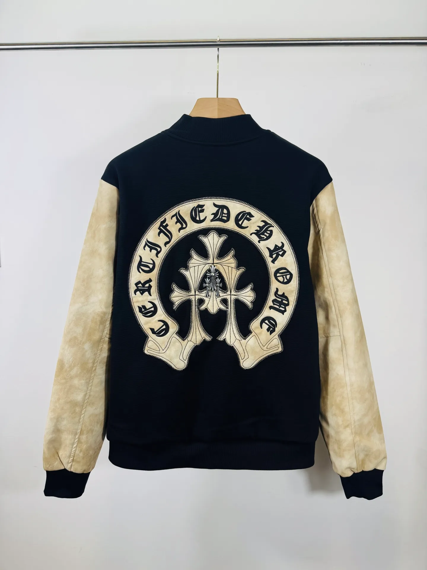 P520 top version 🐮 Real shot without P, ​​different from market products] Chrome Hearts 🍁Winter clothing is coming🍁 Sanskrit cross woolen leather sleeves spliced ​​baseball embroidered cotton jacket, heavy embroidery ➕ special craftsmanship of double sleeve splicing, counter synchronization, heavy industry! ! Customized version of thickened woolen fabric, silk lining, customized version of hardware, not the ordinary version on the market! ! Color: black coffee stitching Code number: S, M, L, XL